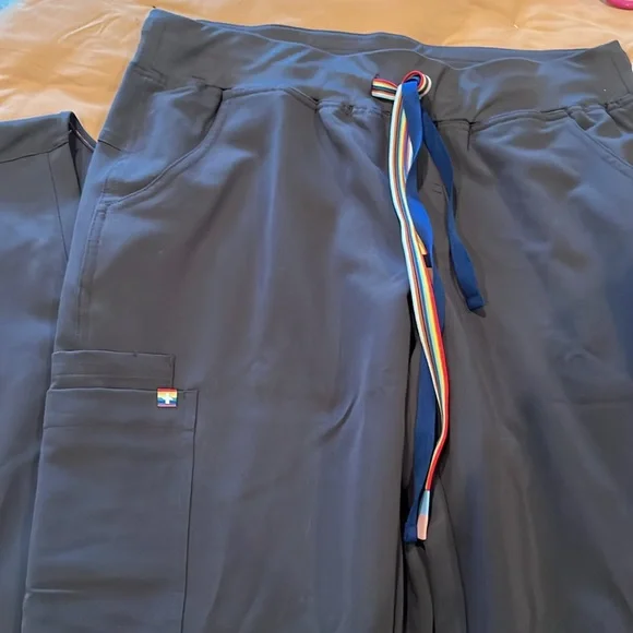 FIGS LIMITED EDITION PRIDE Scrub Set - Picture 4 of 6